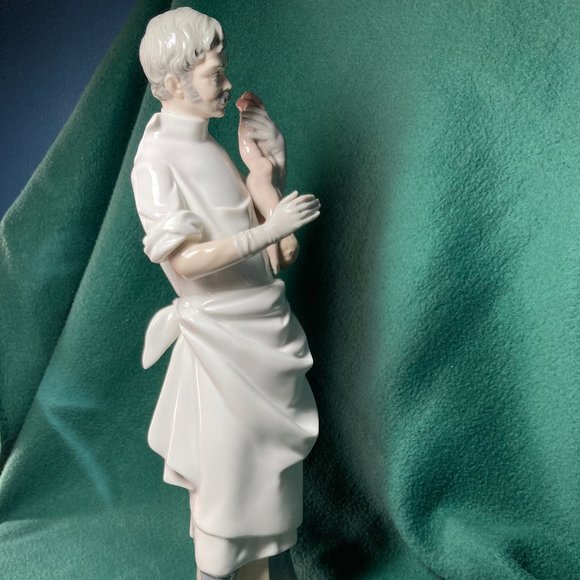 Lladro Obstetrician Doctor with Baby - Picture 7 of 10